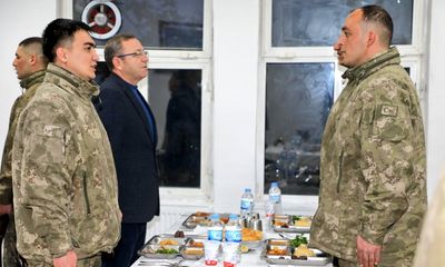 Vali Ziya Polat, sınır hattındaki Mehmetçikle iftarda bir araya geldi - Birlik Haber Ajansı