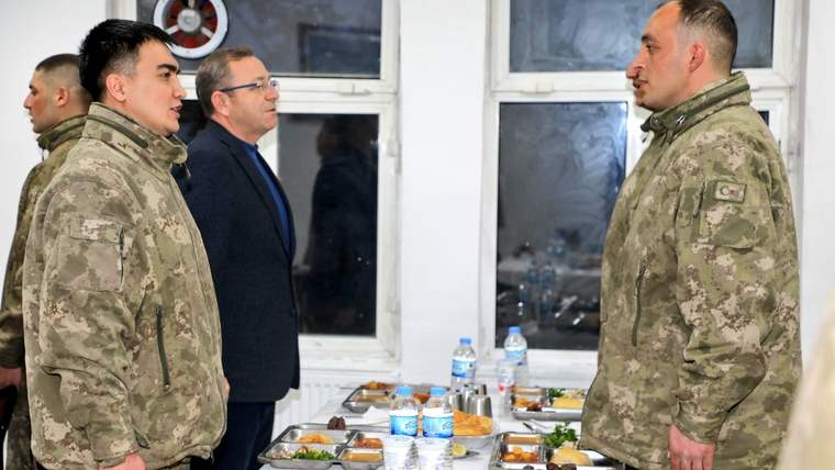 Vali Ziya Polat, sınır hattındaki Mehmetçikle iftarda bir araya geldi - Birlik Haber Ajansı