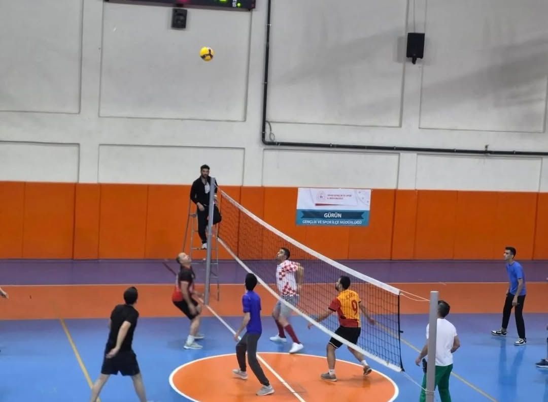 Gürün'de Cumhuriyet Kupası Voleybol Turnuvası Coşkuyla Tamamlandı