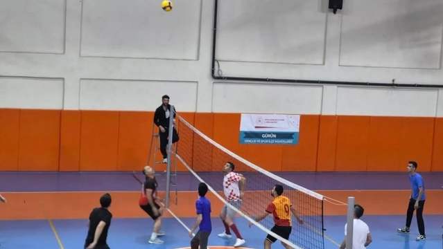 Gürün'de Cumhuriyet Kupası Voleybol Turnuvası Coşkuyla Tamamlandı