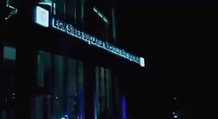 Karanlıkta, üzerinde “EGM Siber Suçlarla Mücadele Daire Başkanlığı” yazan binanın dış cephesi görünüyor.