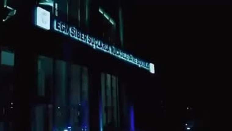 Karanlıkta, üzerinde “EGM Siber Suçlarla Mücadele Daire Başkanlığı” yazan binanın dış cephesi görünüyor.
