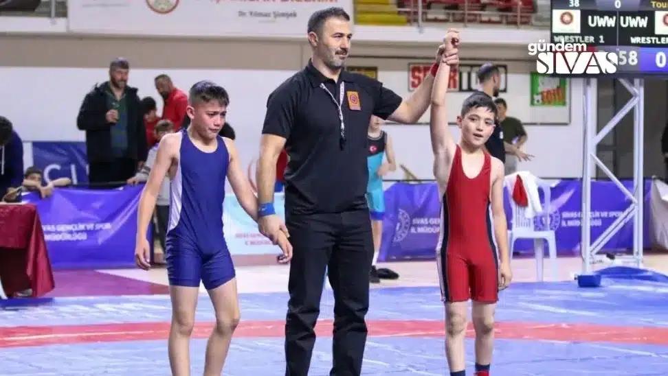 Sivas'ta Genç Pehlivanlar Sahne Aldı