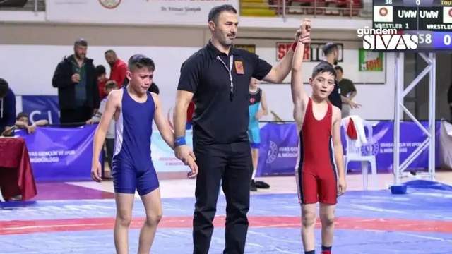 Sivas'ta Genç Pehlivanlar Sahne Aldı