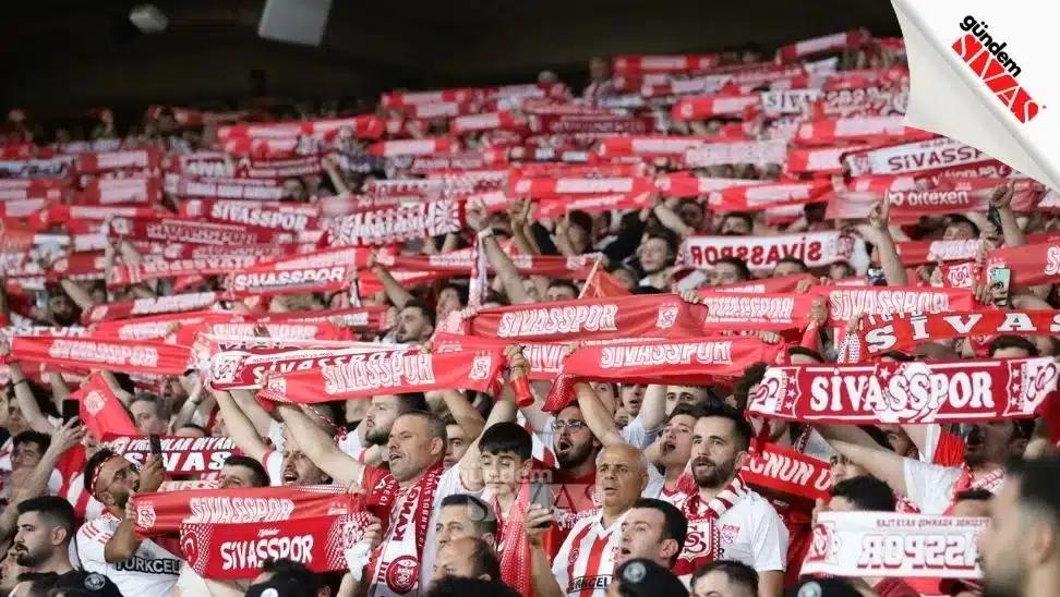 Sivasspor taraftarları, kırmızı-beyaz atkılarla stadyumda bir araya gelmiş.