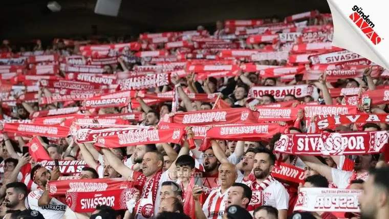 Sivasspor taraftarları, kırmızı-beyaz atkılarla stadyumda bir araya gelmiş.