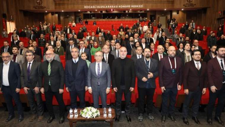 Kocaeli Uluslararası Kongre Merkezi'nde düzenlenen çalıştayda katılımcılar ayakta duruyor.