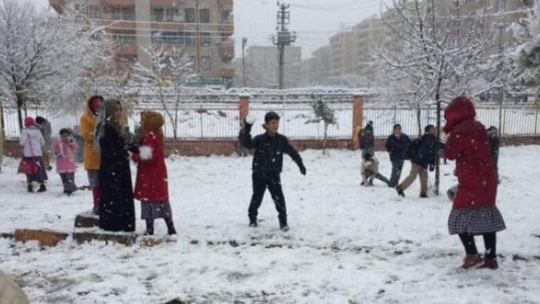 Van'da yoğun kar yağışı okulları tatil ettirdi - Birlik Haber Ajansı
