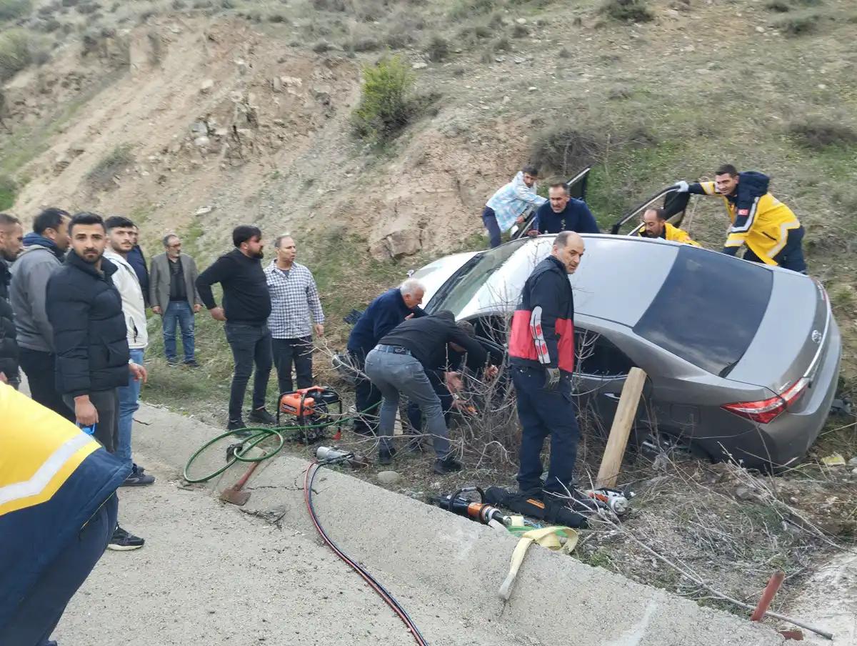 Suşehri’nde Kontrolden Çıkan Otomobil Kaza Yaptı: 3 Yaralı Hastaneye Kaldırıldı