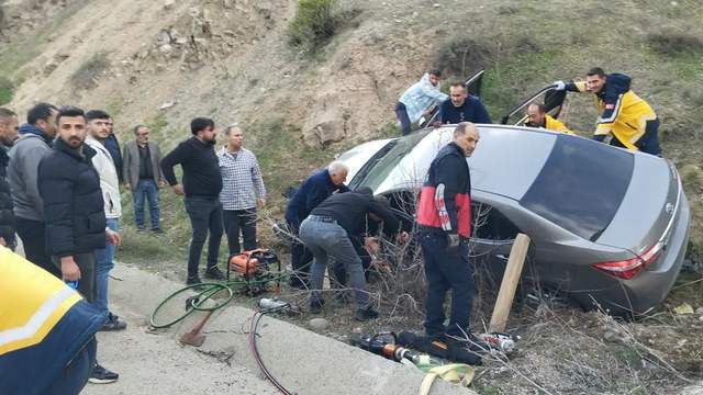 Suşehri’nde Kontrolden Çıkan Otomobil Kaza Yaptı: 3 Yaralı Hastaneye Kaldırıldı