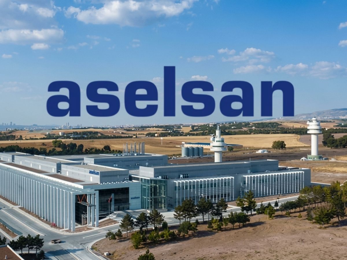 Önde büyük ASELSAN yazısı, arkasında geniş bir sanayi tesisi ve kurak tepeler görülüyor.