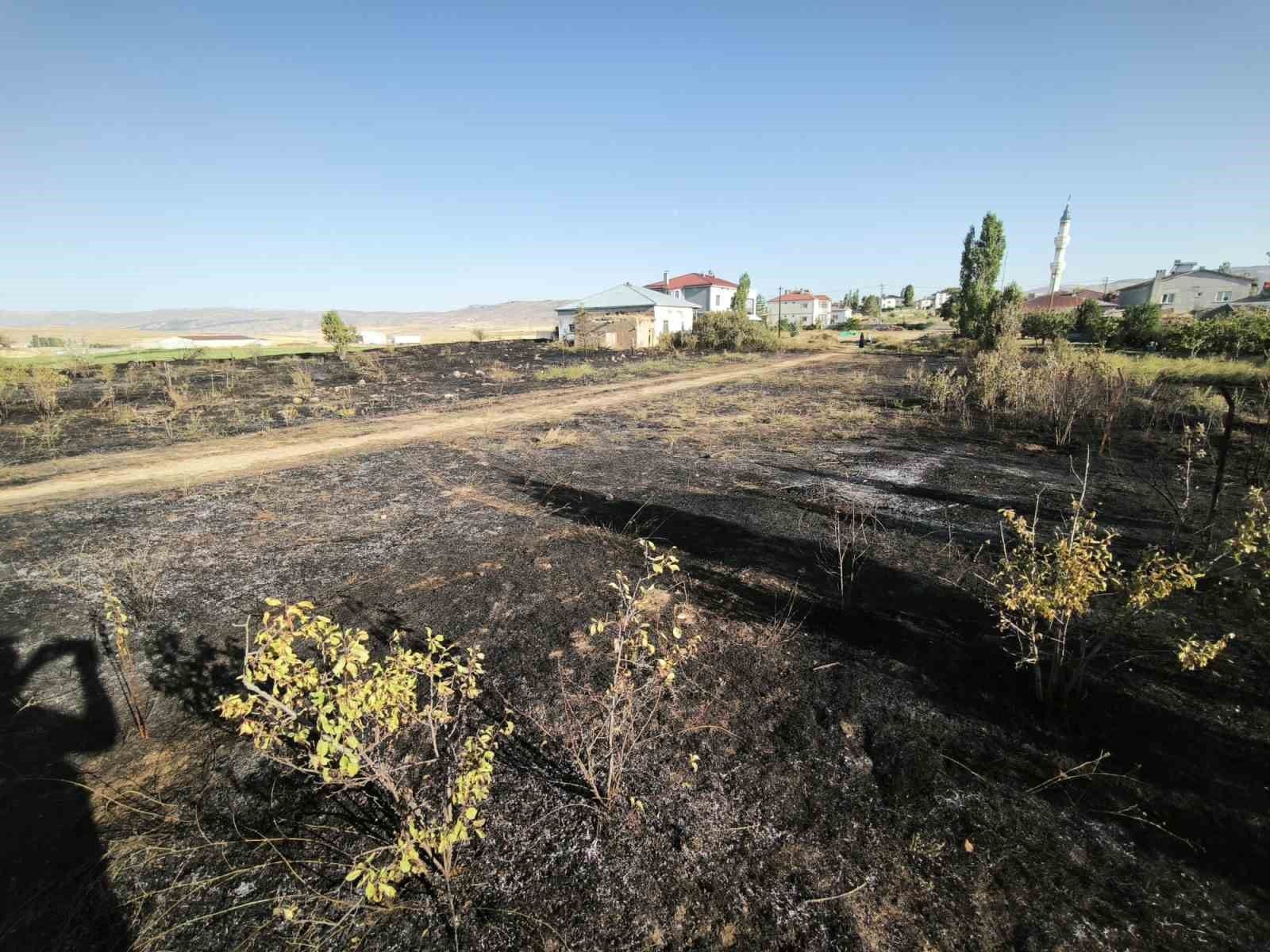 İki bahçeye yayılan yangın evlere sıçramadan kontrol altına alındı