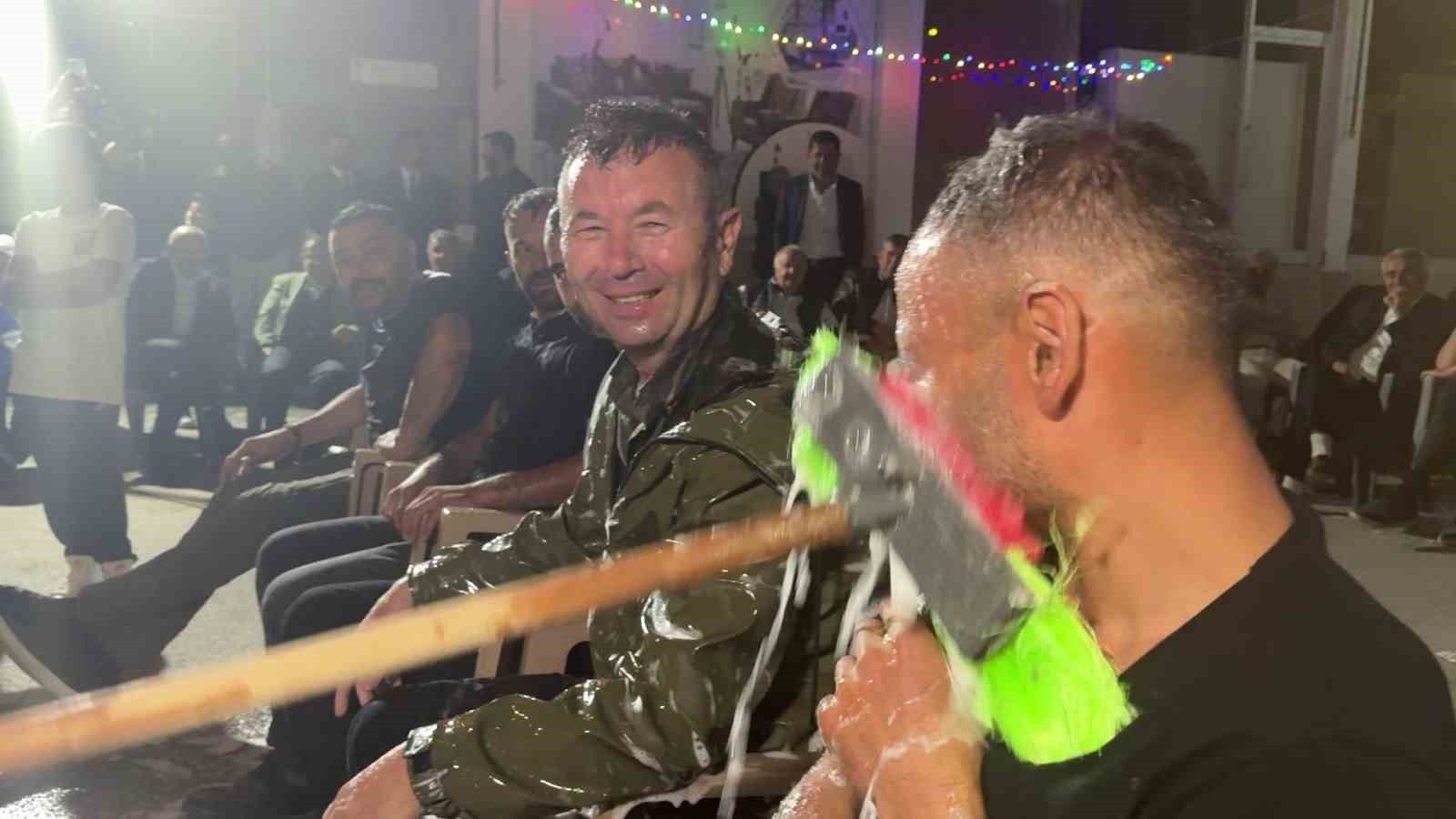 Damat yakınları tıraş cezasının ardından oyun havasına katıldı