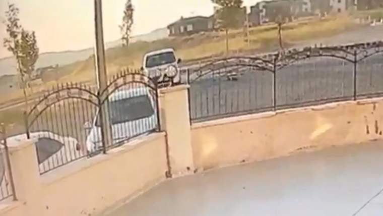 Bir otomobil, bahçe duvarına çarpmış ve yanındaki araçların yanından geçmiş.