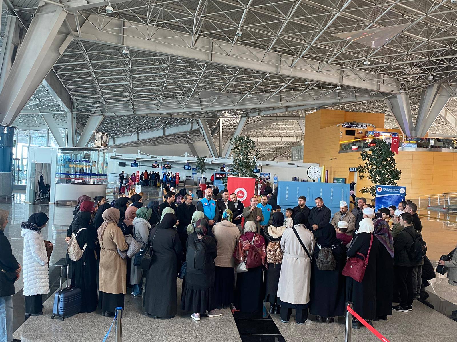 Kars'tan umre yolcuları dualarla Medine'ye uğurlandı - Birlik Haber Ajansı