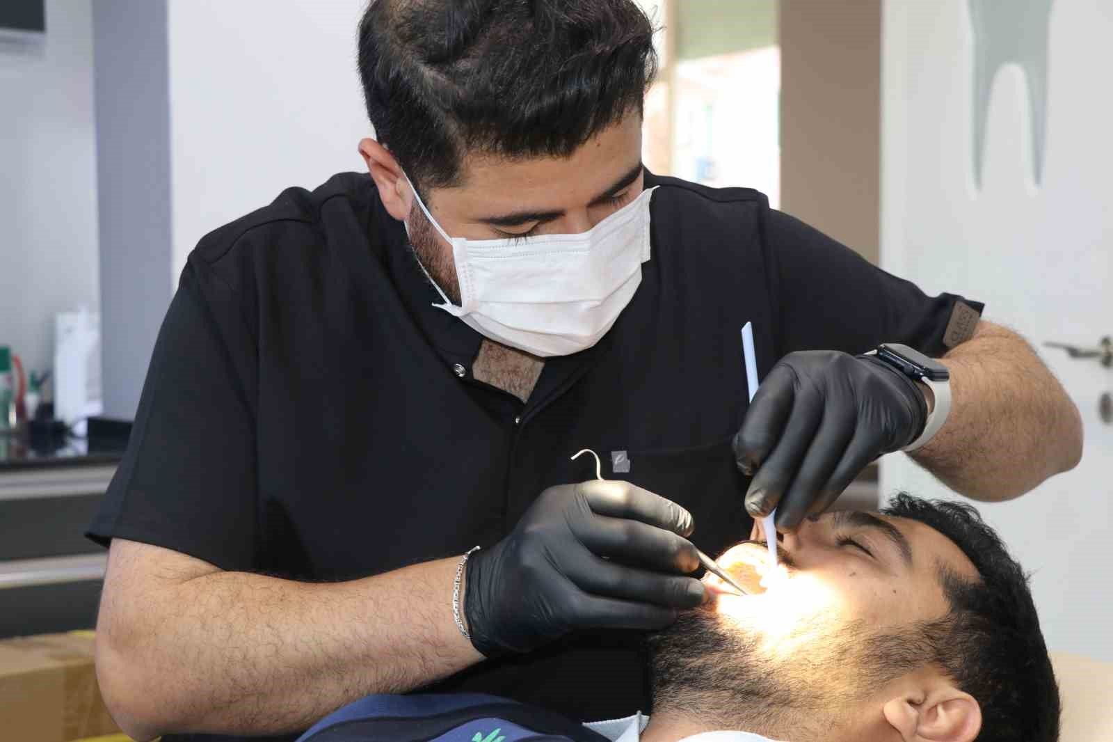 Hastaları neden Sivas'taki diş hekimiyle fotoğraf çektiriyor?