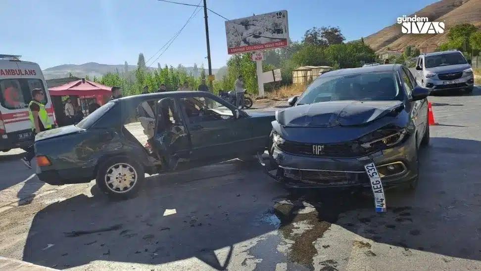 Gürün'de Otomobiller Çarpıştı