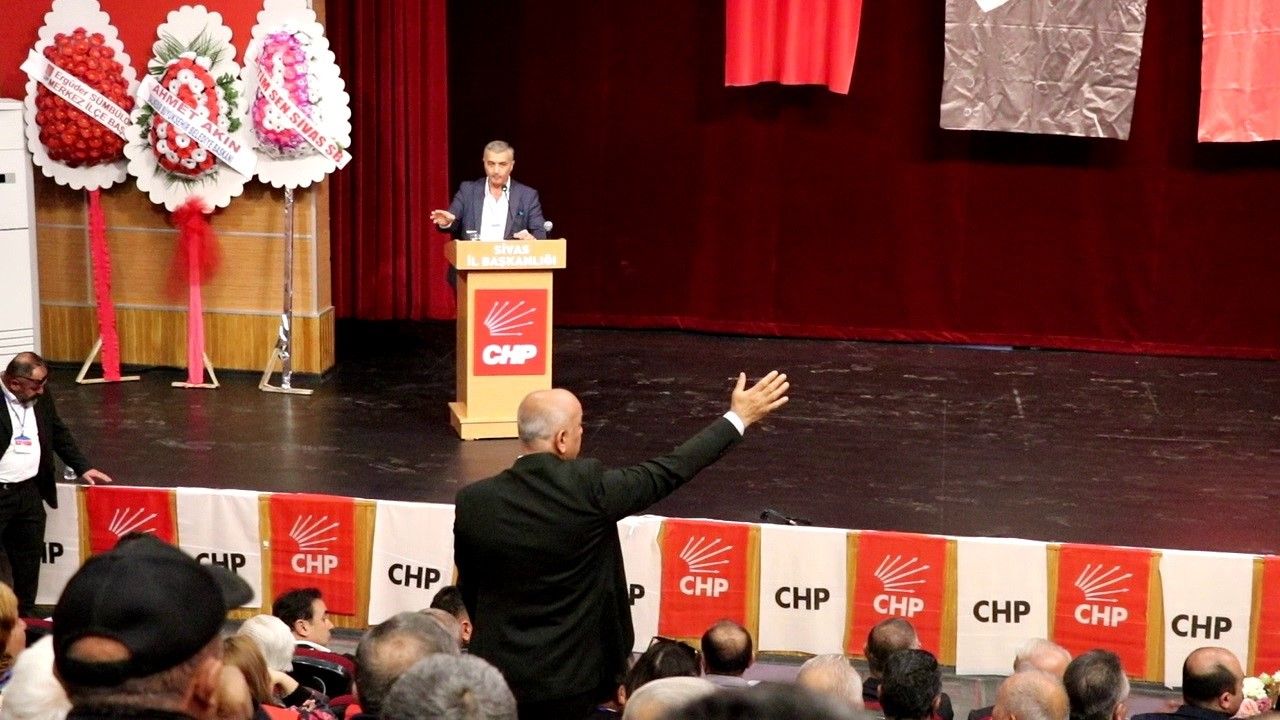 CHP Sivas Kongresi'nde Yapay Zeka Skandalı: Eski Milletvekili Adayından "Fotoğraflarıma Etek Giydirildi" İsyanı