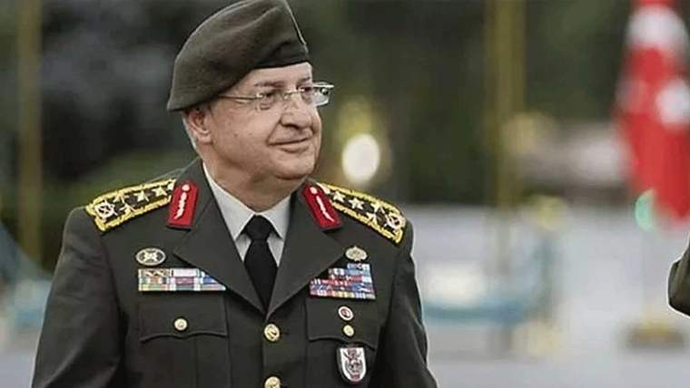 Askeri üniforma giymiş bir kişi, yürüyerek bir alanda ilerliyor.
