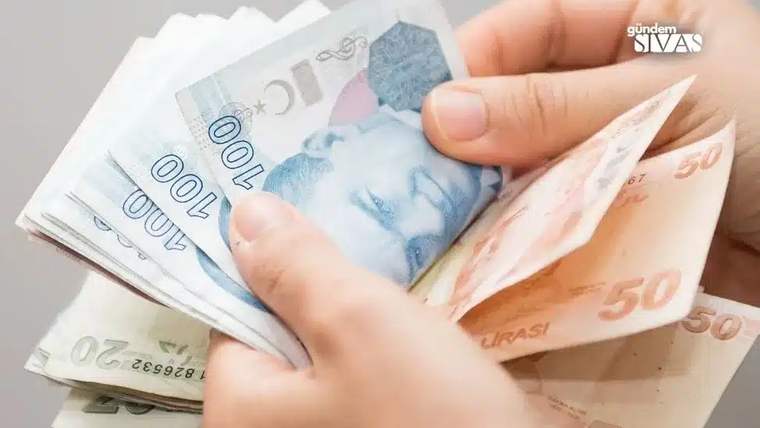 Bir kişinin elleri, farklı kupürlerde Türk lirası banknotlarını desteler halinde tutuyor.
