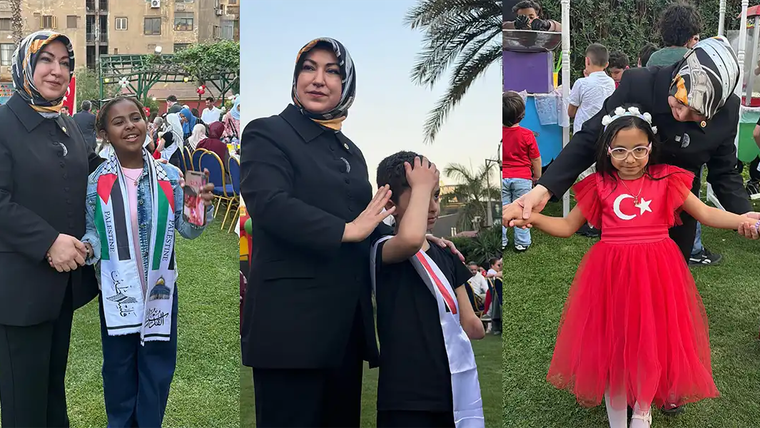Kahire'de, Türk bayrağı ve Filistin bayrağı taşıyan çocuklar, etkinlikte eğleniyor.