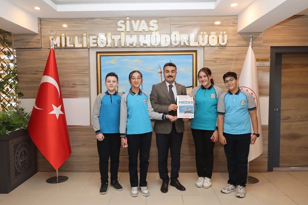 Sivas'ta Öğrencilerden Anlamlı Dergi: MAİDER İl Milli Eğitim Müdürüne Takdim Edildi
