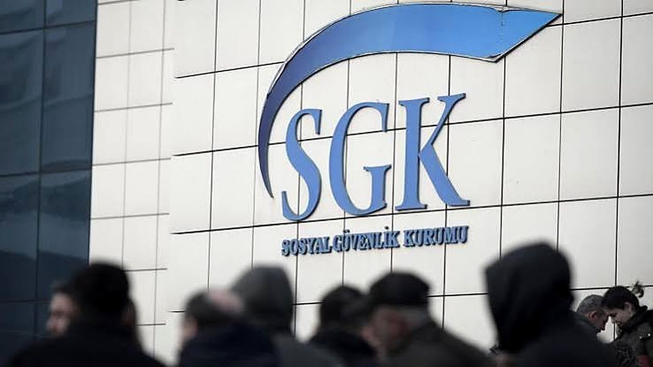 Sosyal Güvenlik Kurumu binasının duvarındaki SGK logosu önünde bir grup insan görülüyor.