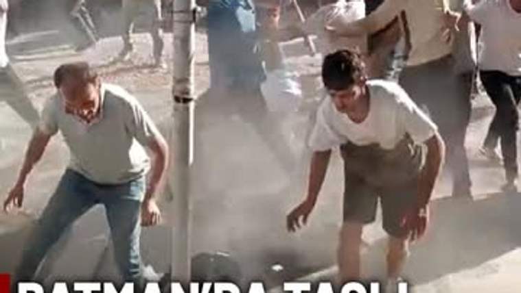 Taşlı ve sopalı kavgada yer alan kalabalık, sokakta mücadele ediyor.