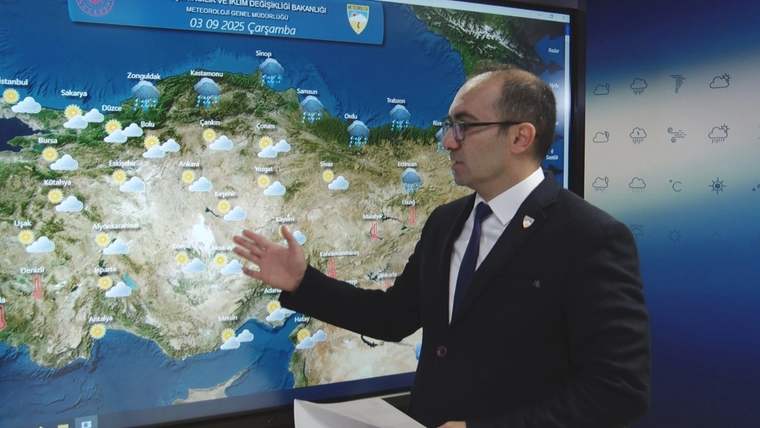 Takım elbiseli bir kişi, bulut ve yağış simgeleri bulunan Türkiye hava durumu haritasını gösteriyor.