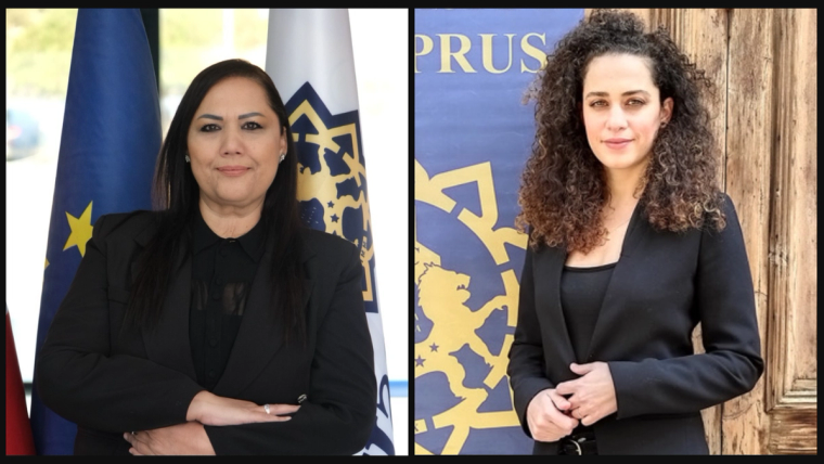 Yan yana yer alan iki kadın, biri bayrakların, diğeri mavi yazılı bir pano önünde poz veriyor.