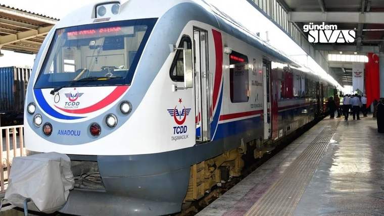 TCDD logolu Anadolu treni, istasyon peronunda dururken ön ve yan kısmıyla görülüyor.