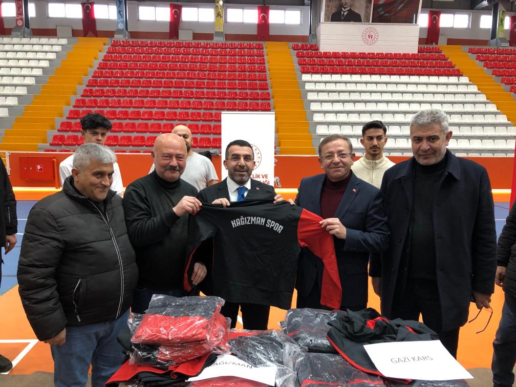 Kars'ta amatör spor kulüplerine malzeme desteği verildi - Birlik Haber Ajansı