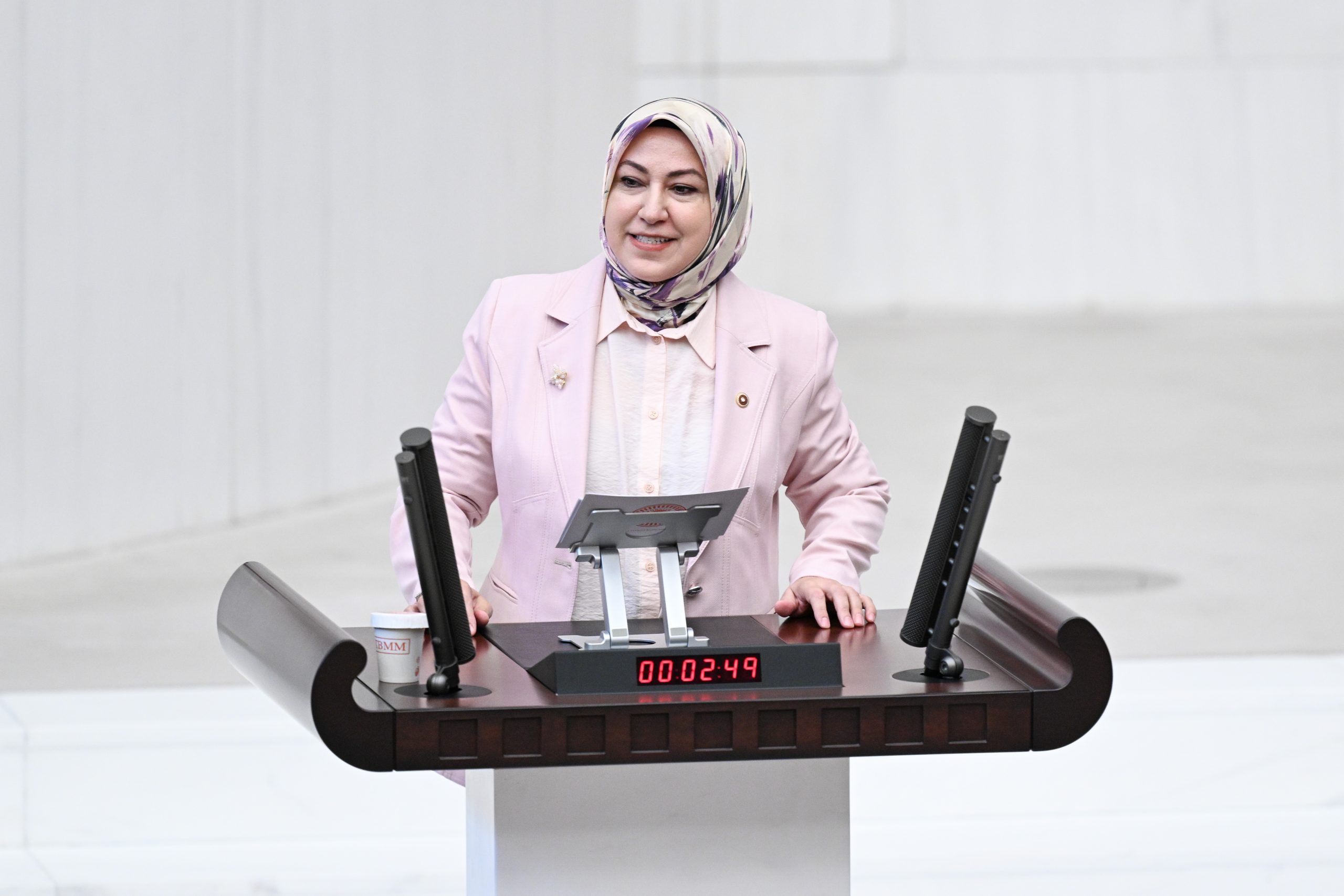 Bir kadın, Meclis kürsüsünde konuşma yapıyor, önünde zaman sayacı var.