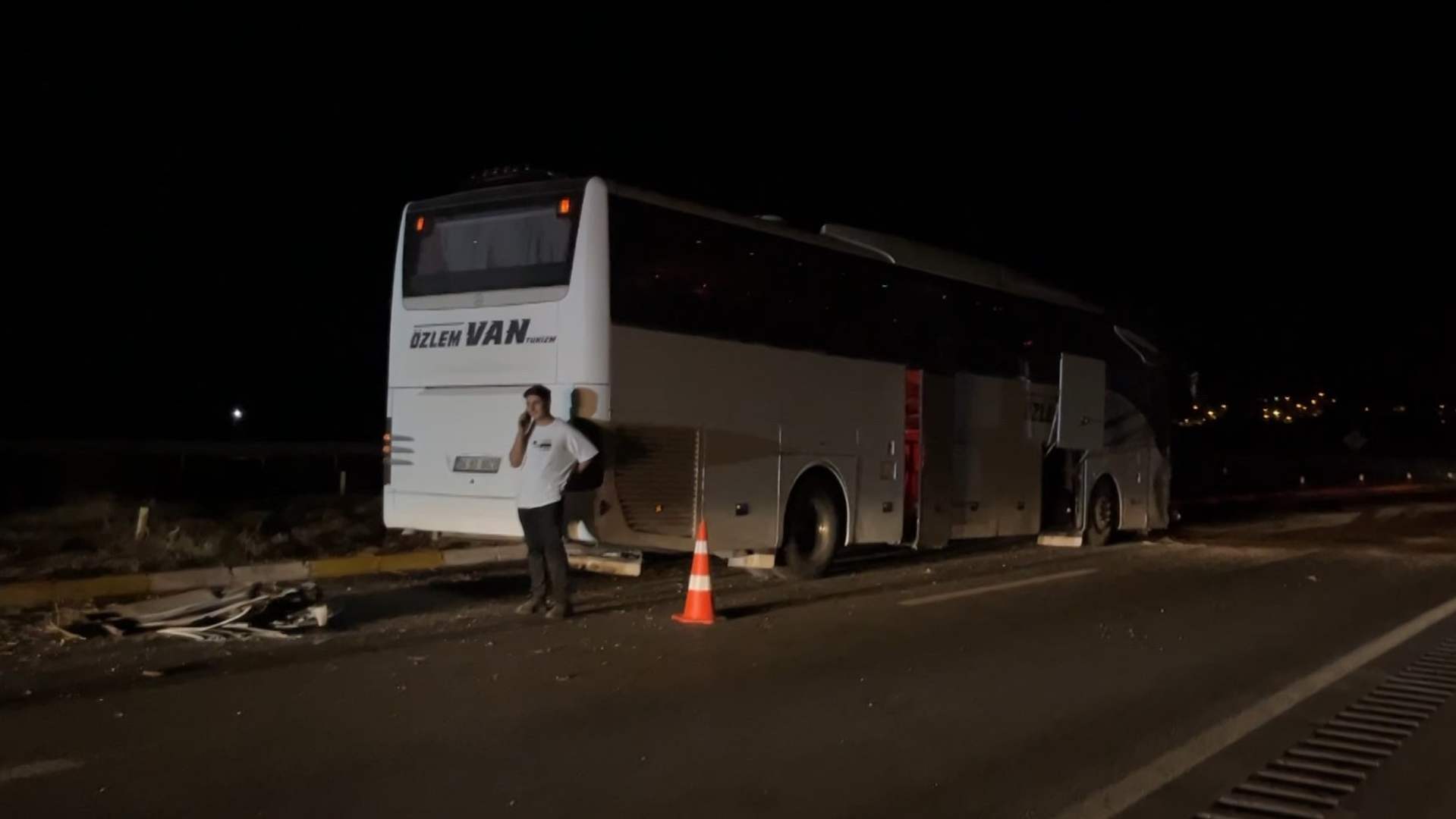 Sivas-Kayseri karayolunun Hanlı köyü kavşağındaki kazada 2 kişi hafif yaralandı, trafik yeniden açıldı.