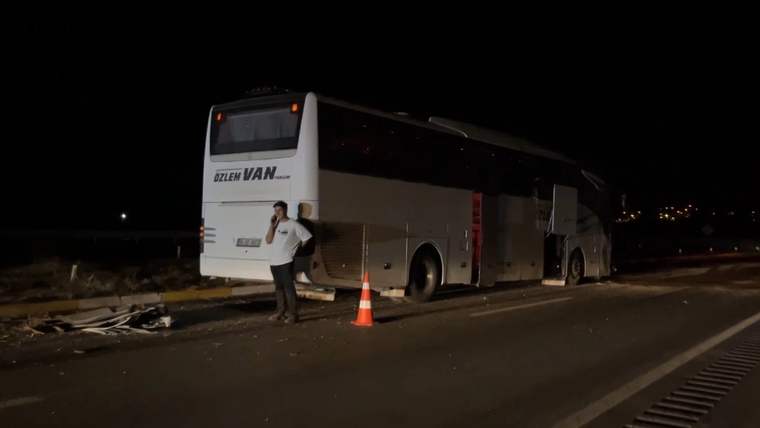 Sivas’ta yolcu otobüsü otomobil ile çarpıştı: 2 yaralı