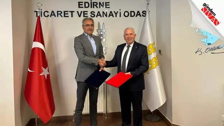 Edirne Ticaret ve Sanayi Odası'nda iki kişi el sıkışıyor, arka planda Türk bayrağı ve oda logosu var.
