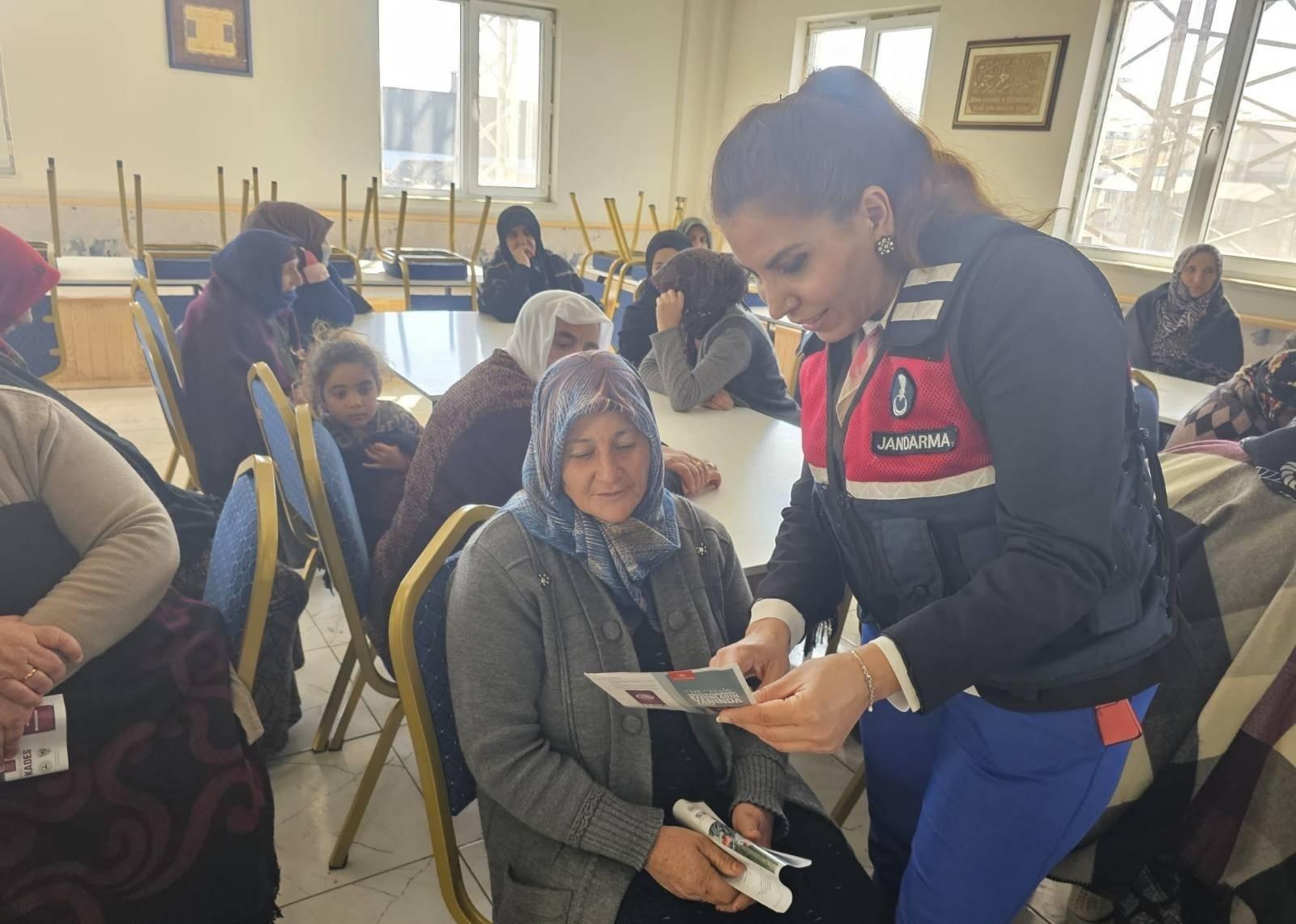 Kars jandarmasından 'Aile İçi Şiddet ve Erken Yaşta Zorla Evlilik' eğitimi - Birlik Haber Ajansı