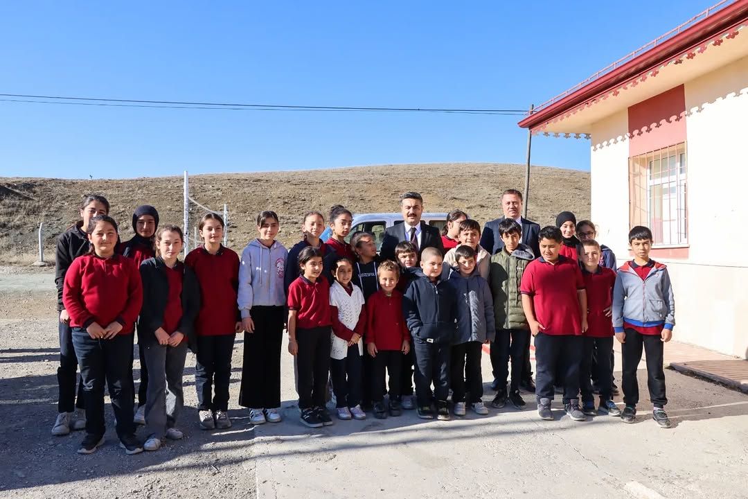 Sivas'ta Eğitime Destek Ziyareti: Çobansaray'da Öğrencilere Kitap Hediyesi