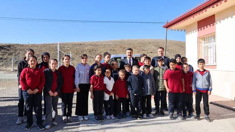 Sivas'ta Eğitime Destek Ziyareti: Çobansaray'da Öğrencilere Kitap Hediyesi