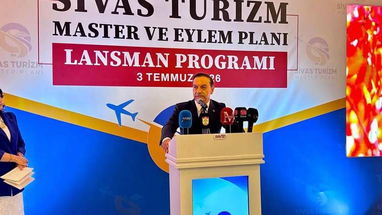 Bir kişi, Sivas Turizm Master ve Eylem Planı lansman programında konuşma yapıyor.