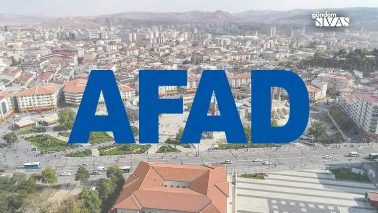 Havadan görülen şehir manzarasının önünde büyük mavi “AFAD” harfleri yer alıyor.