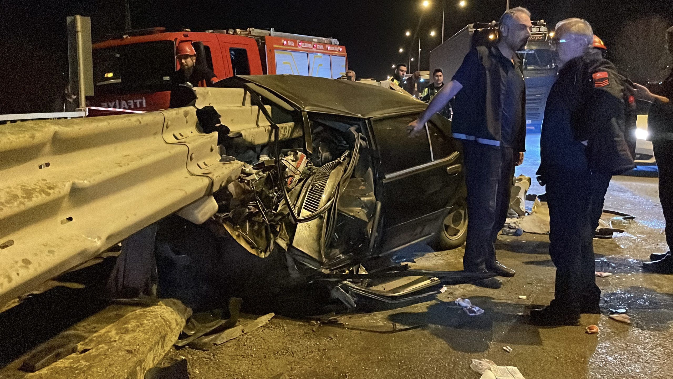 Sivas’ta Tofaş kazası: Bariyere ok gibi saplandı, sürücü yaralandı