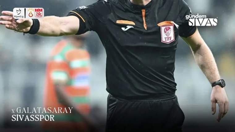 Siyah forması ve kolundaki düdüğüyle bir futbol hakemi sahada elini uzatıyor; köşede takım logoları bulunuyor.