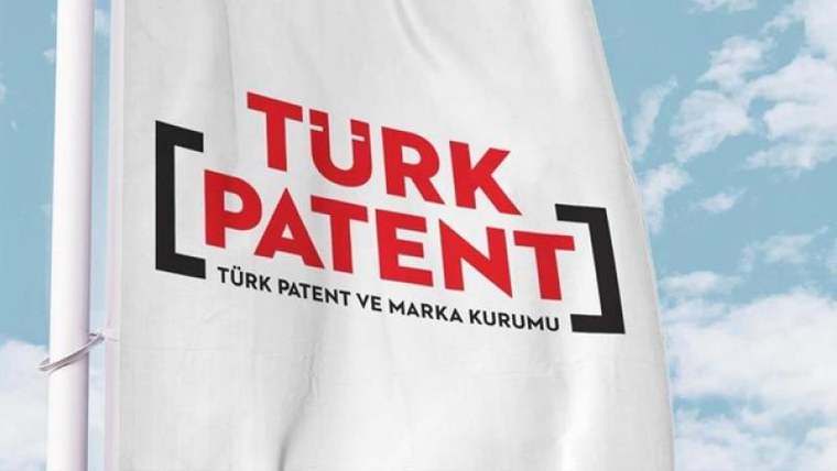 Türk Patent ve Marka Kurumu'nun logosunun yer aldığı bir bayrak, mavi gökyüzü arka planda.