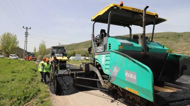 Sivas'ta Köy Yollarının Standardı 2025’te 32 Kilometre Sıcak Asfaltla Yükseliyor