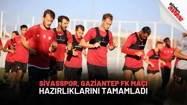 Antrenman yapan Sivasspor futbolcuları, kırmızı formalarıyla sahada koşuyor.