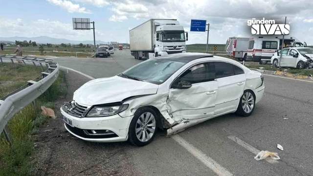 Şarkışla'da Trafik Kazası: 11 Kişi Yaralandı