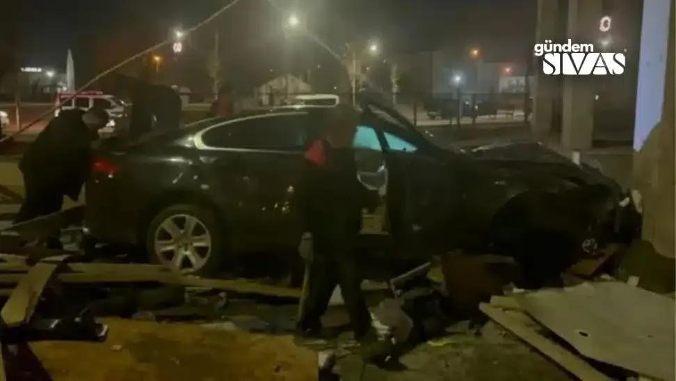 Sivas'ta Otomobil, İnşaat Duvarına Çarptı