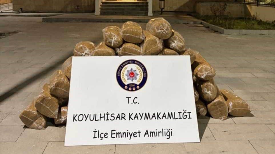 Sivas’ta D-100 Karayolu’nda 200 Kilo Kaçak Tütün Yakalandı: Şüpheli Araçtan 40 Çuval Çıktı
