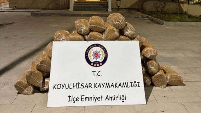 Sivas’ta D-100 Karayolu’nda 200 Kilo Kaçak Tütün Yakalandı: Şüpheli Araçtan 40 Çuval Çıktı
